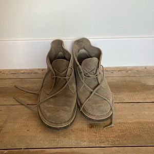 Clarks women’s desert chukka boots, taupe, size 8